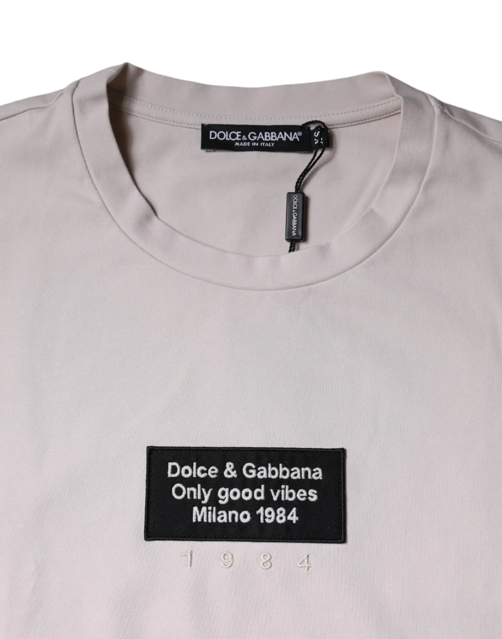 T-shirt beige dolce & gabbana en coton mélangé avec patch logo noir et texte blanc only good vibes milano 1984
