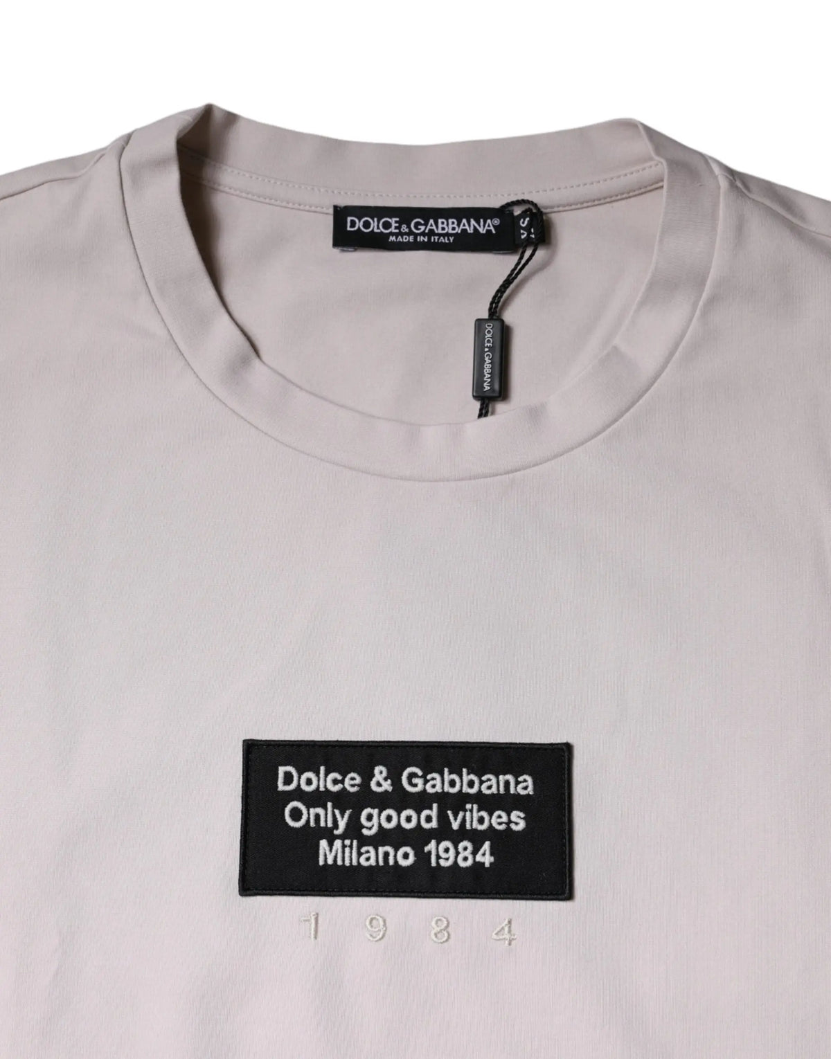 T-shirt beige dolce & gabbana en coton mélangé avec patch logo noir et texte blanc only good vibes milano 1984