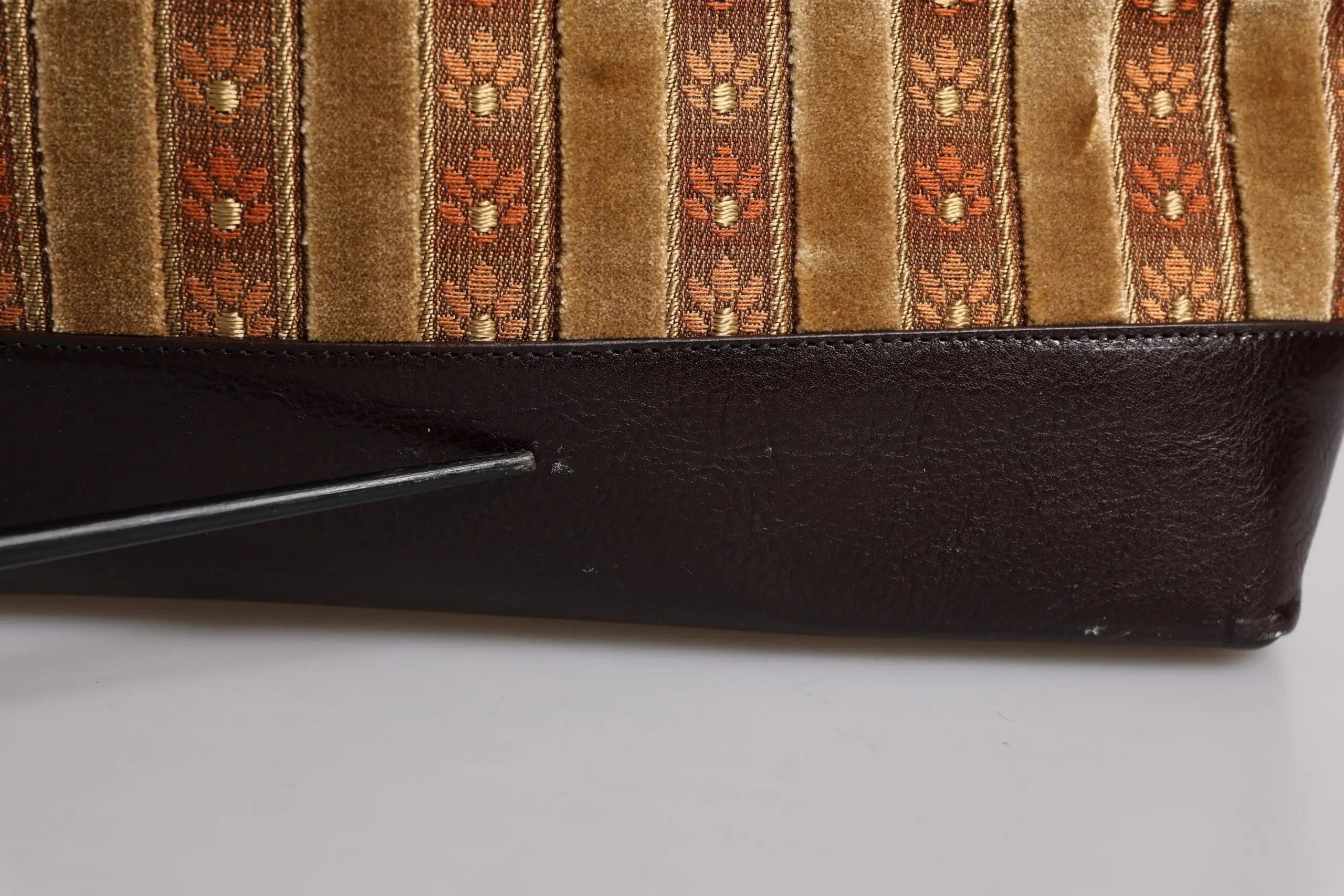 Clutch en cuir marron avec haut en tissu texturé rayé doré et orange dans sac de voyage beige maroon en velours jacquard Dolce & Gabbana
