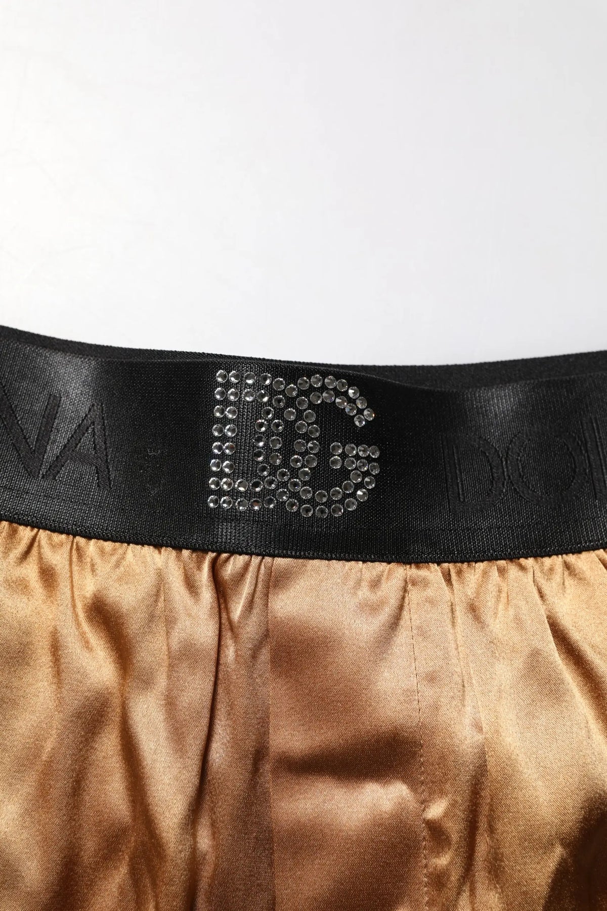 Ceinture en satin noir avec logo dc en strass sur tissu en soie dorée pour ensemble masque yeux boxer beige dolce gabbana homme