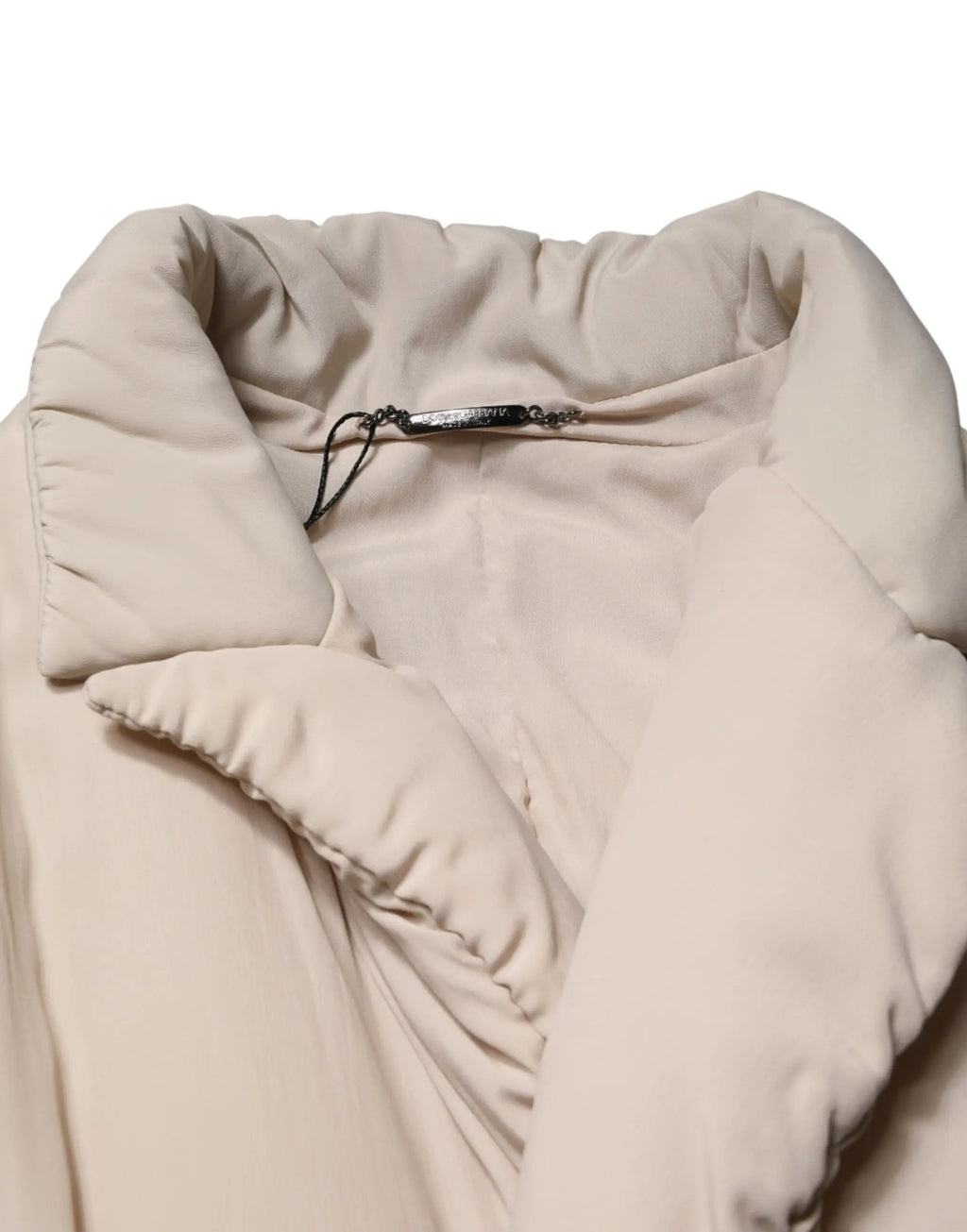 Manteau trench long beige matelassé dolce gabbana avec col matelassé et étiquette métallique au niveau du col