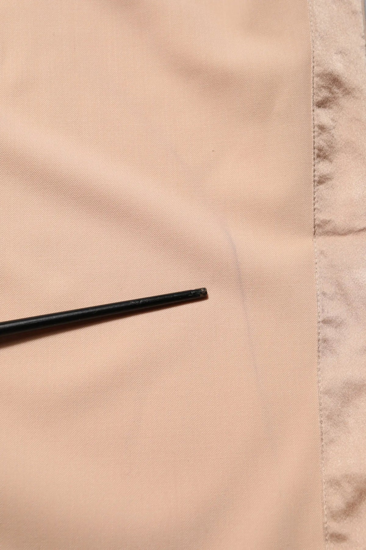 Chopstick noir posé sur tissu beige clair avec pantalon beige en polyester dolce & gabbana taille mi-haute tapered