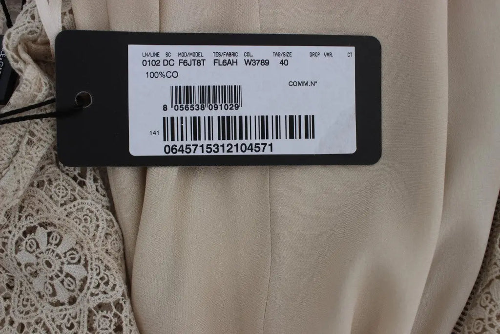Étiquette beige en dentelle avec bord noir et étiquette blanche affichant les détails du produit robe fourreau en coton ricamo beige dolce & gabbana