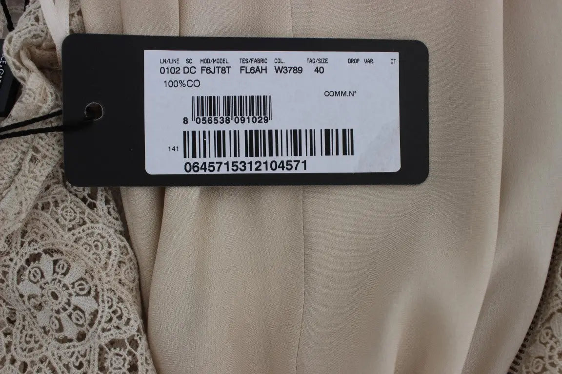 Étiquette beige en dentelle avec bord noir et étiquette blanche affichant les détails du produit robe fourreau en coton ricamo beige dolce & gabbana