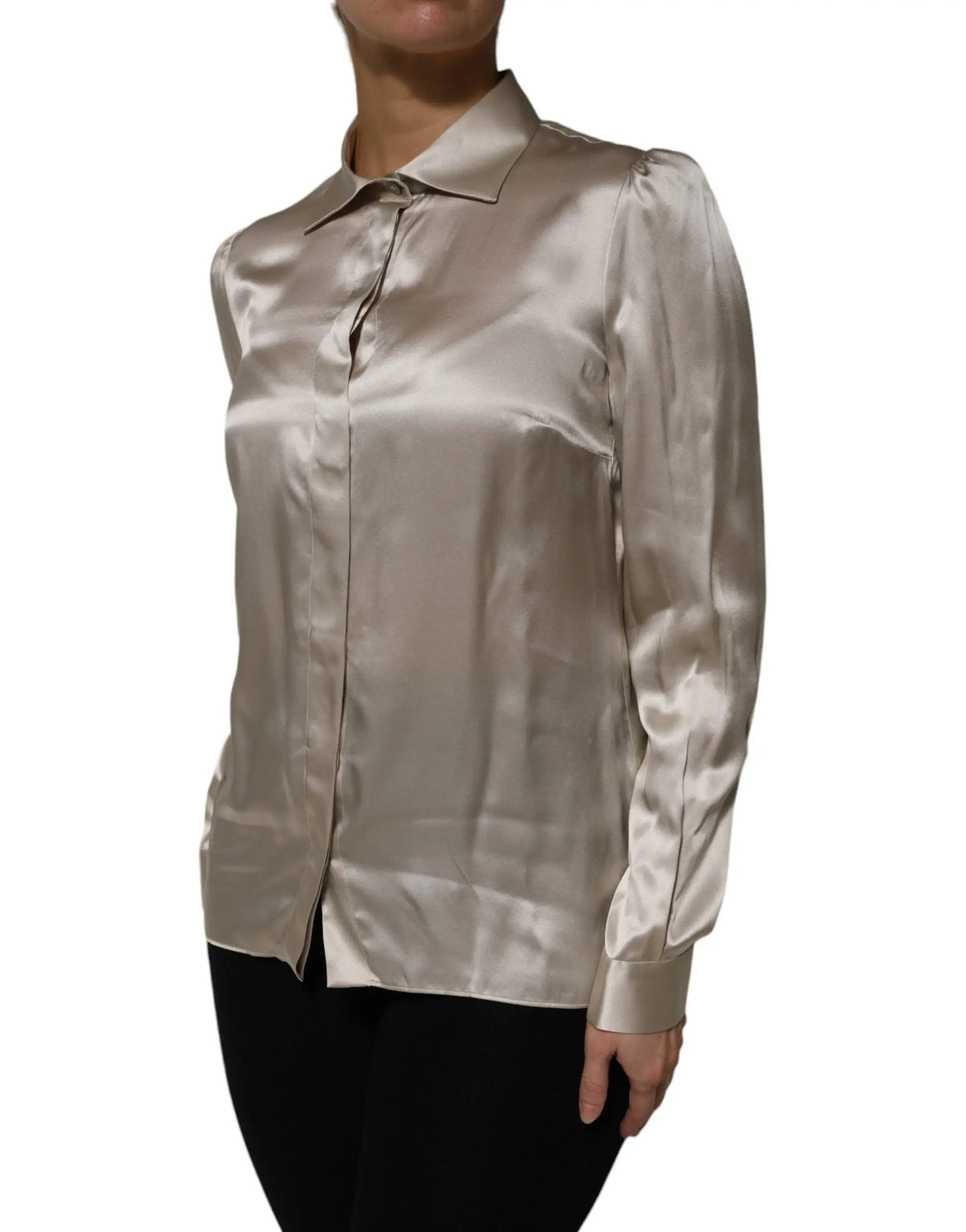 Un chemisier dolce gabbana beige en satin de soie avec col classique et manches longues