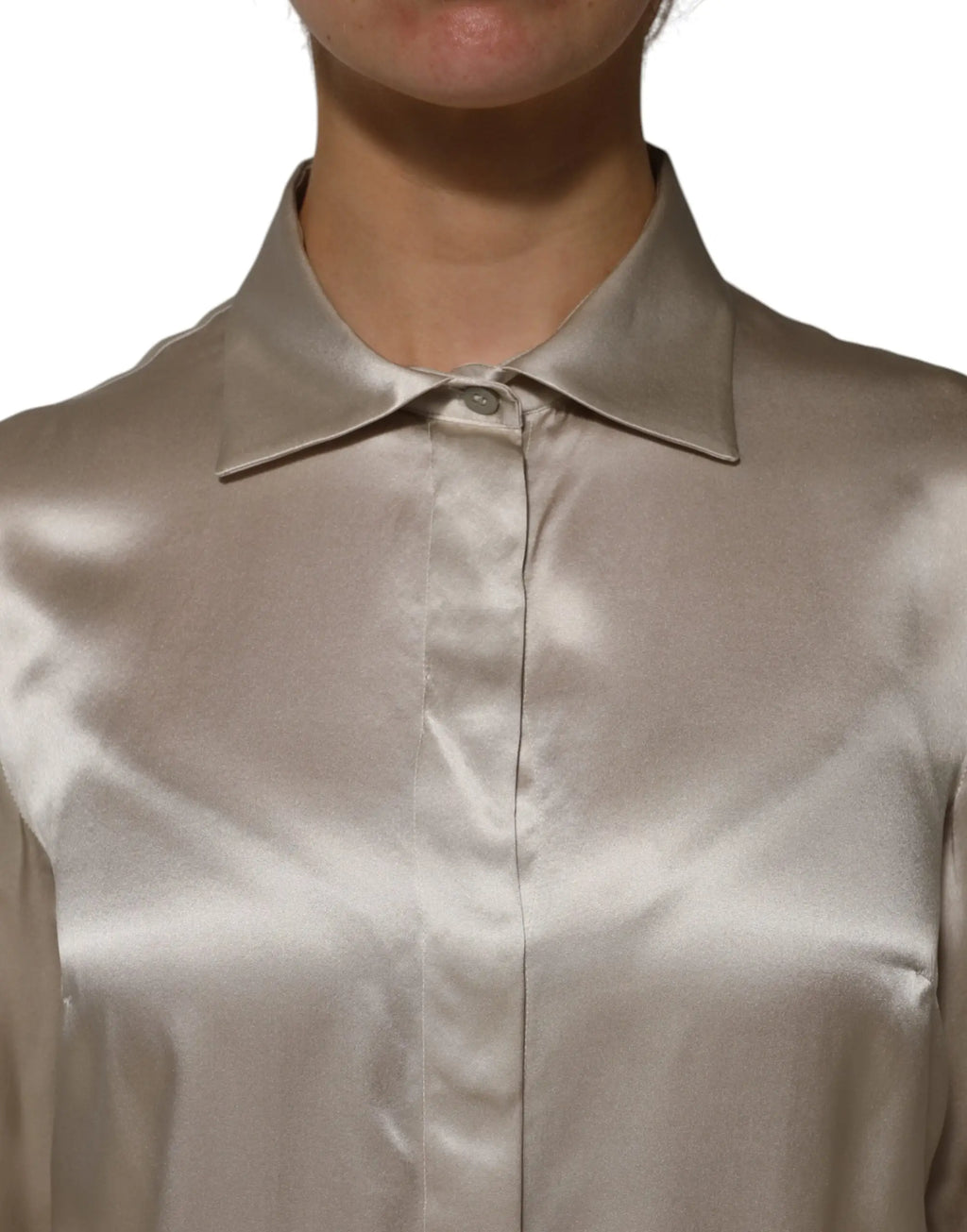 Blouse en satin métallisé argenté élégante avec col classique et boutons de dolce & gabbana beige satin soie manches longues