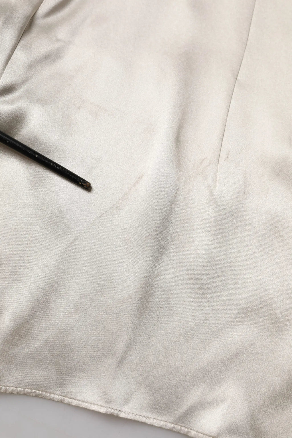 Top beige en satin de soie dolce & gabbana avec col et manches longues en tissu lisse avec plis doux