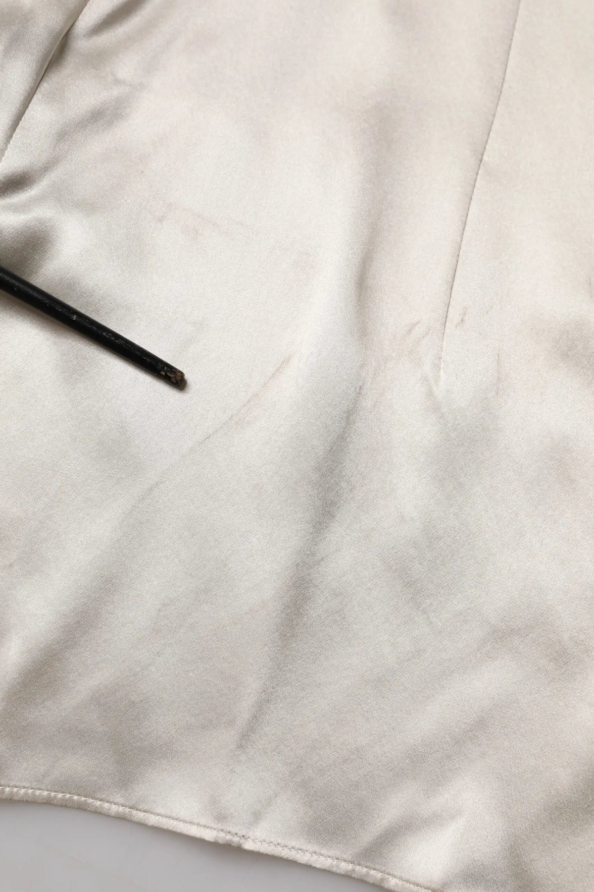 Top beige en satin de soie dolce & gabbana avec col et manches longues en tissu lisse avec plis doux