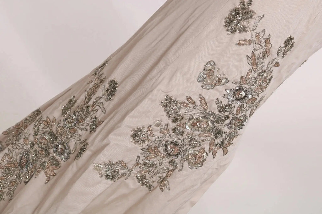 Robe de bal beige dolce & gabbana en tissu transparent décorée de broderies florales pailletées argent et or