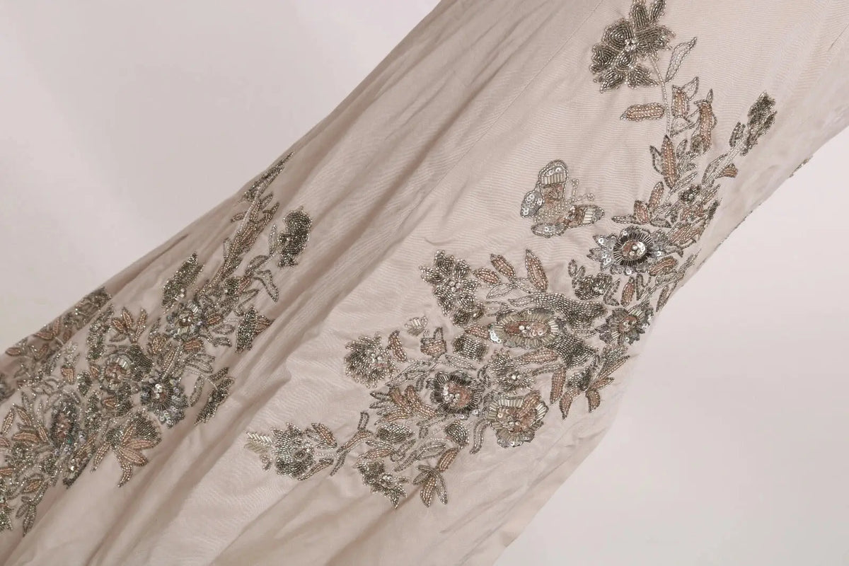 Robe de bal beige dolce & gabbana en tissu transparent décorée de broderies florales pailletées argent et or