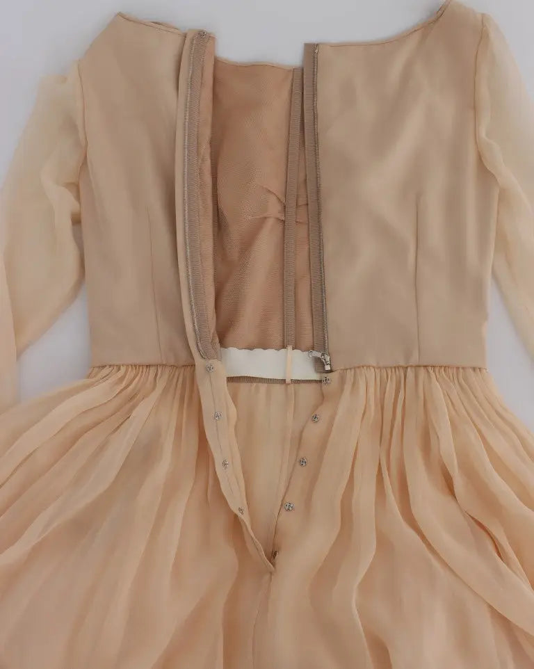 Robe beige en soie dolce gabbana à manches longues avec corsage ajusté fermeture éclair au dos et jupe plissée