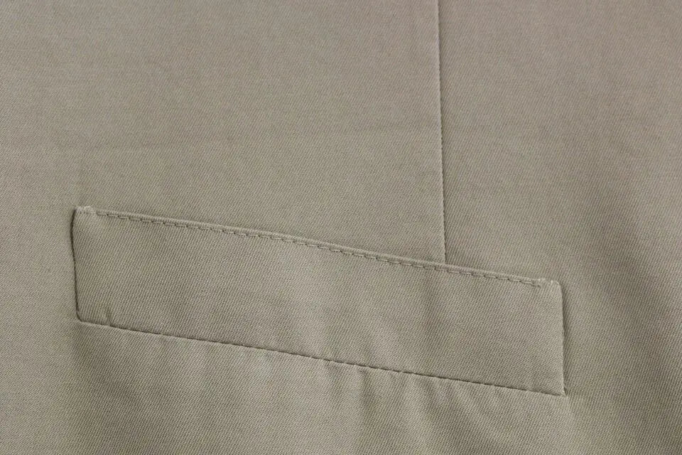 Beige patch pocket en tissu soie mélangée avec couture soignée sur gilet formel dolce & gabbana