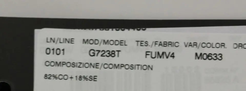 Étiquette noire avec texte blanc indiquant détails produit ligne modèle composition tissu et code couleur pour gilet formel beige en soie mélangée dolce & gabbana