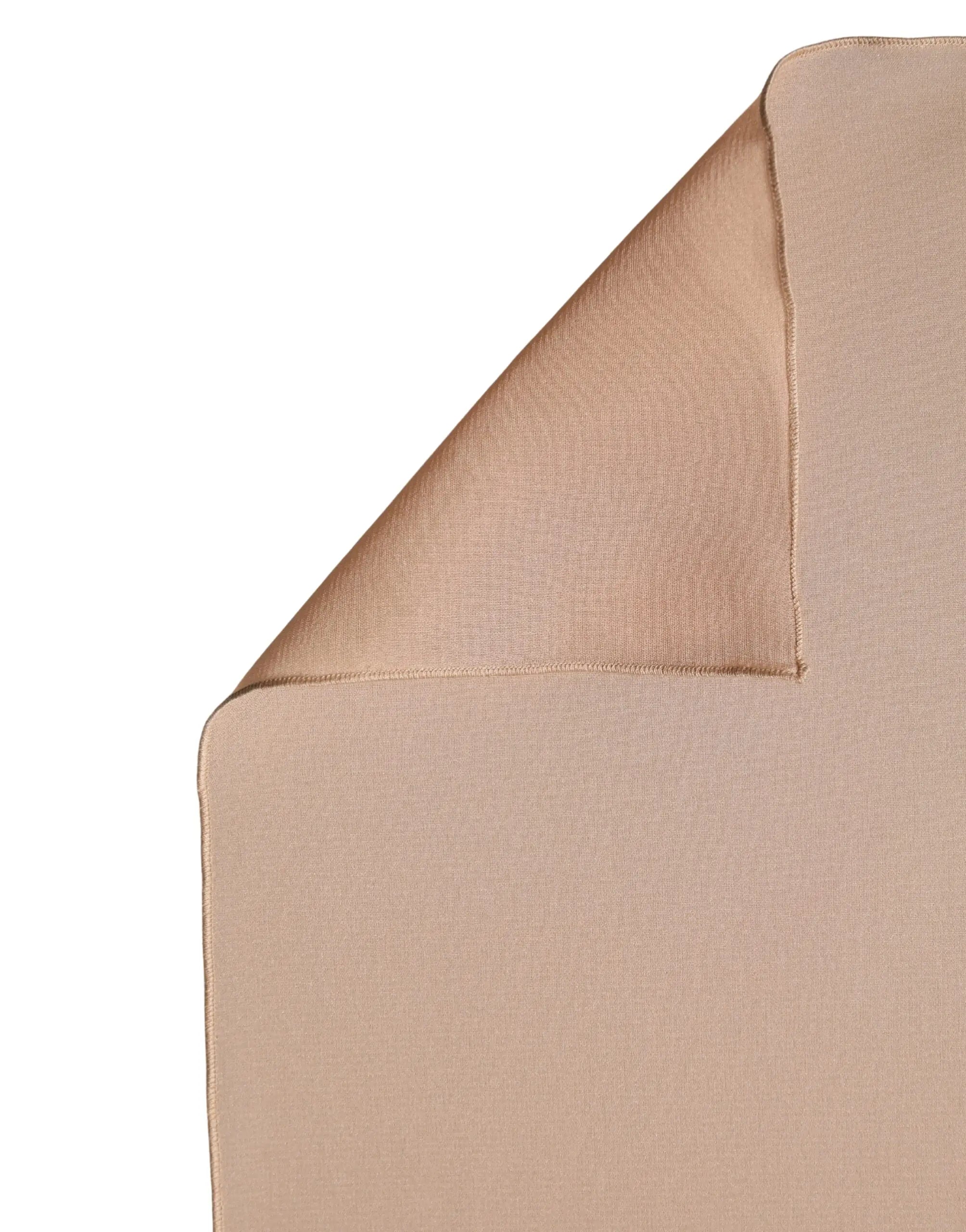 Beige satin nappe dolce & gabbana avec surface lisse légèrement réfléchissante et bords soigneusement cousus