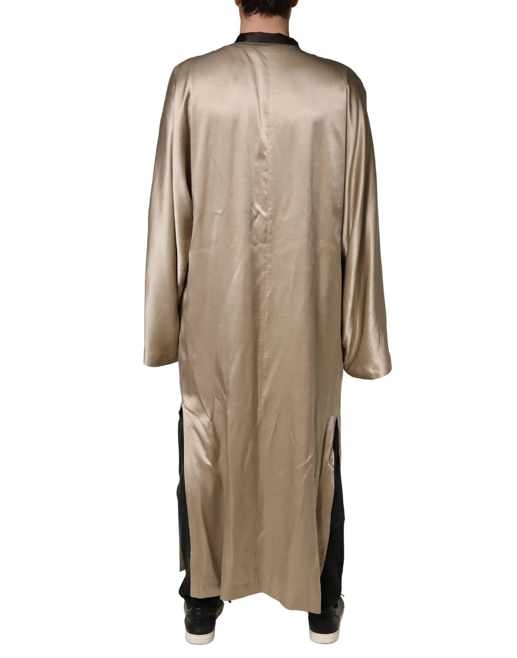 Long manteau robe en satin beige métallisé dolce & gabbana avec panneaux latéraux noirs et col sombre contrastant