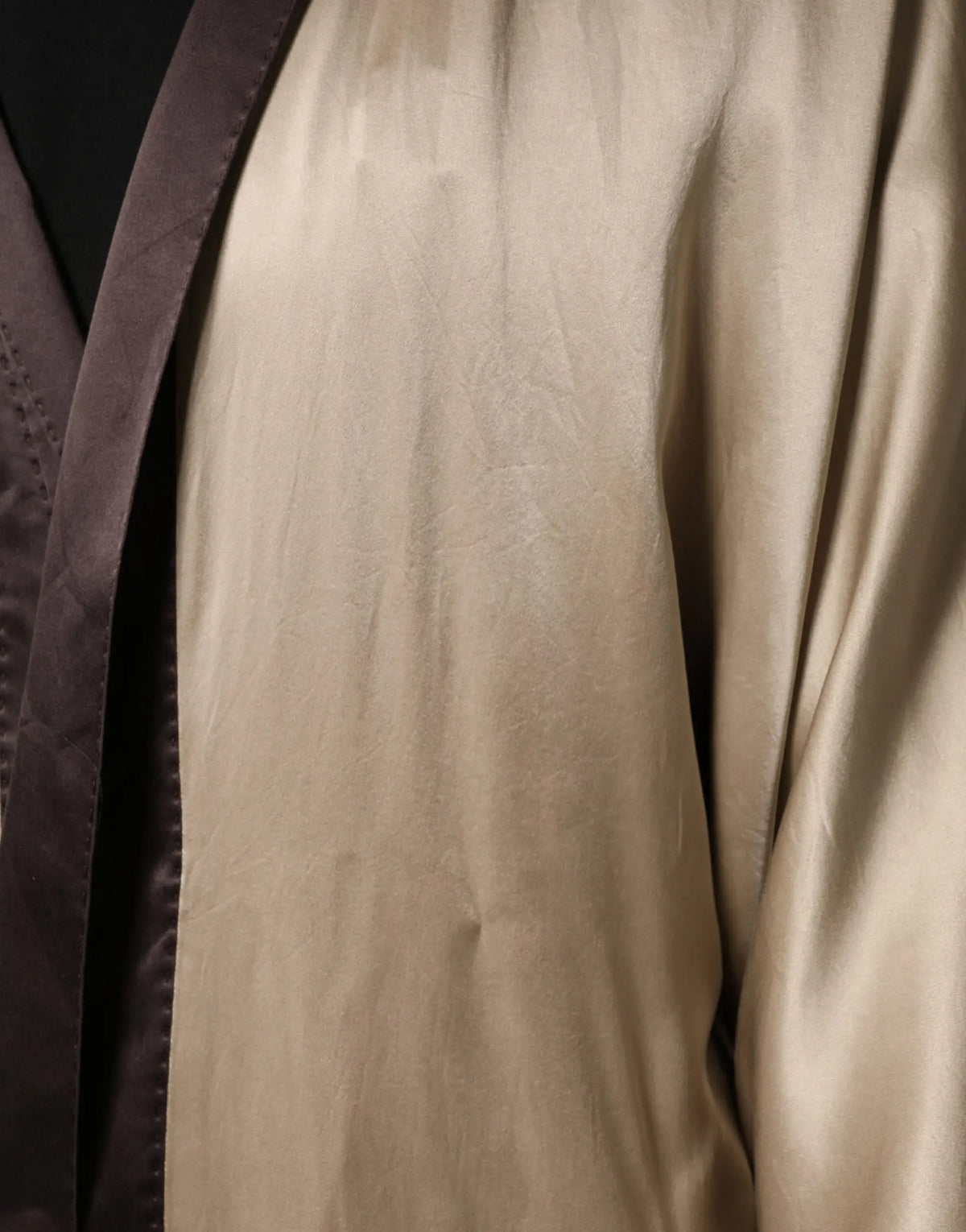 Manteau longue veste dolce & gabbana en satin de soie beige avec plis doux et bordure en velours marron foncé