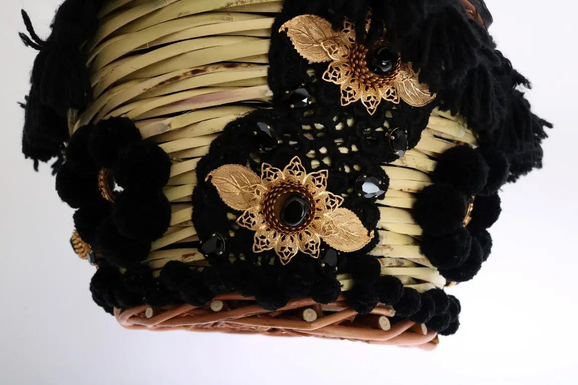 Chapeau décoratif noir et or avec base en paille tressée orné de fleurs en dentelle pompons noirs et feuilles métalliques dans sac dolce & gabbana beige paille serpentin pompon cristal agnese