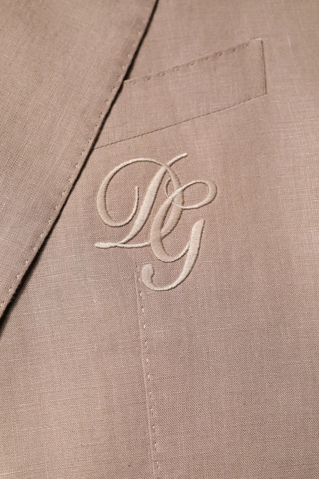 Veste beige en lin dolce & gabbana taormina avec monogramme brodé subtil sur la poche poitrine