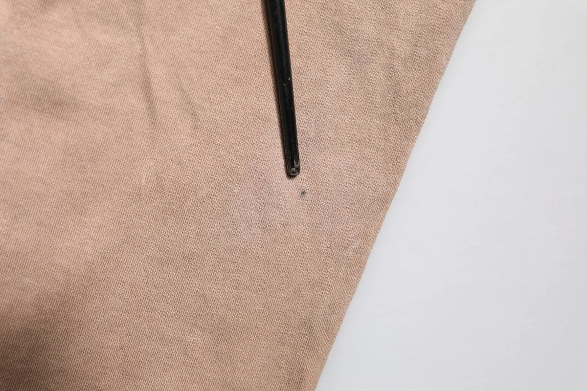 Fermeture éclair noire sur tissu beige du t-shirt court beige tie dye logo dolce & gabbana