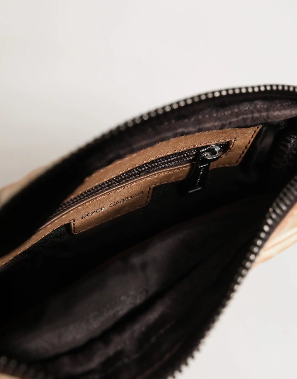 Pochette noire dolce & gabbana zippée avec doublure intérieure en cuir beige pour sac homme vintage en cuir