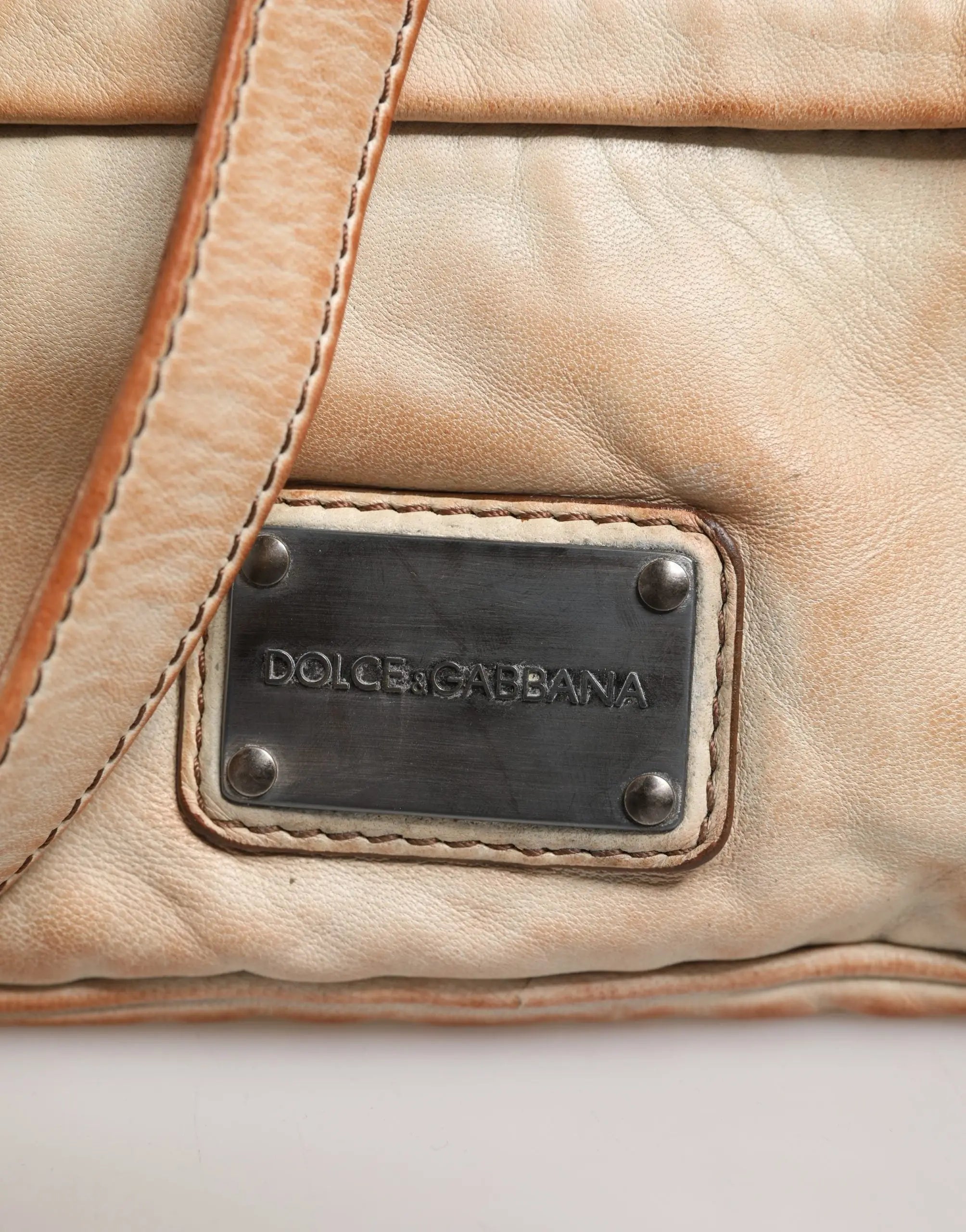Sac bandoulière pour homme dolce & gabbana en cuir vintage beige avec plaque logo noire et rivets argentés