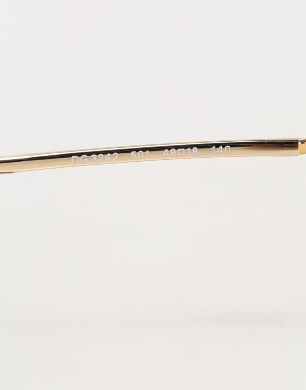 Détail gravé du modèle sur la branche en métal doré de lunettes de lecture dolce & gabbana noir en acétate œil de chat