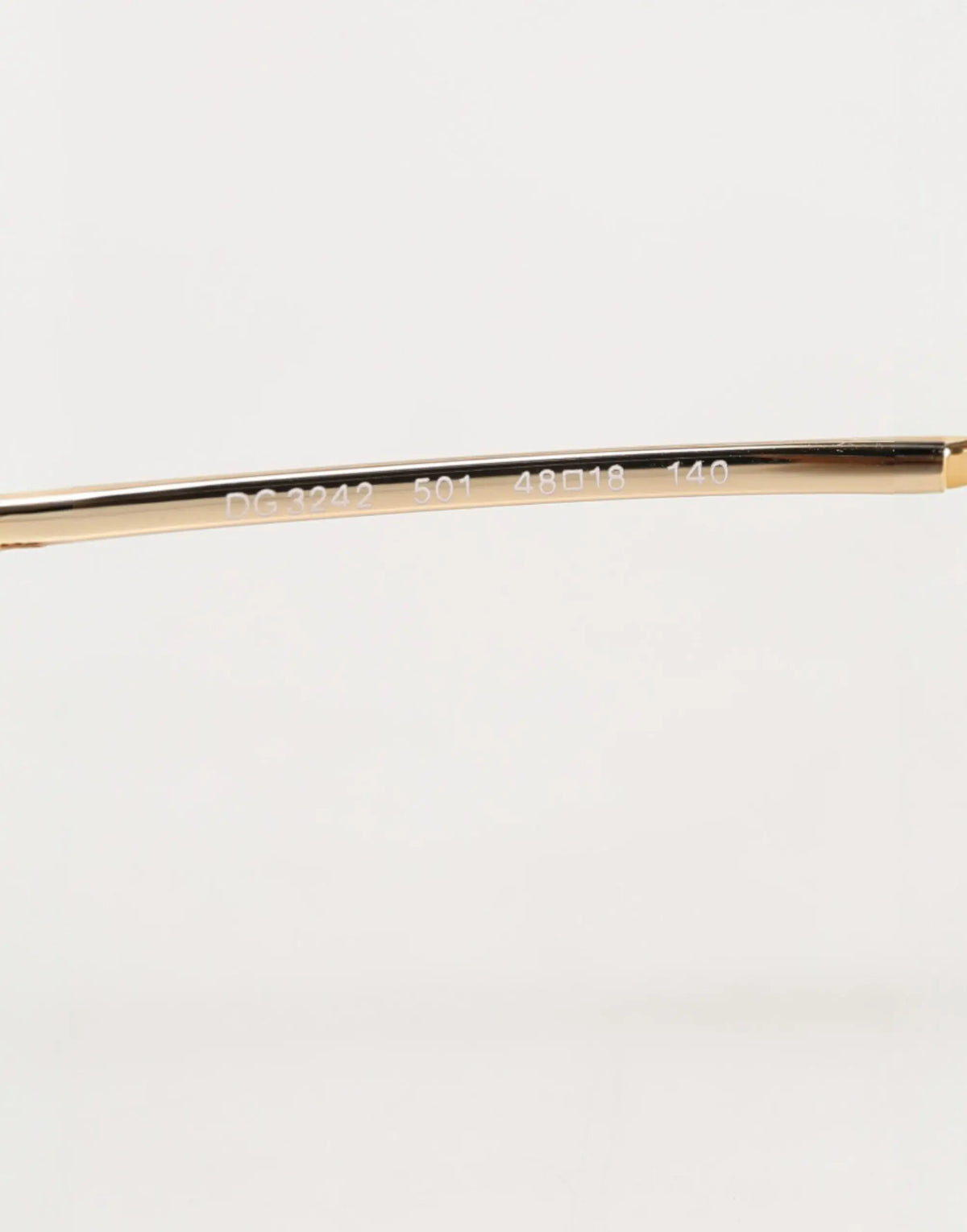 Détail gravé du modèle sur la branche en métal doré de lunettes de lecture dolce & gabbana noir en acétate œil de chat