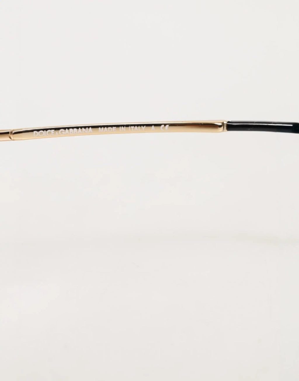Monture de lunettes de lecture dolce & gabbana en acétate noir avec branche en métal doré gravée et bout noir