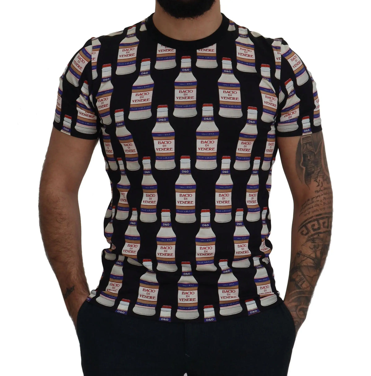 T-shirt noir dolce & gabbana en coton avec motif répétitif de bouteilles bacio di venere blanches et violettes