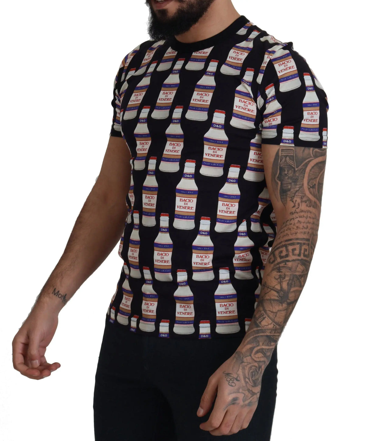 T-shirt dolce & gabbana en coton noir à manches courtes avec motif répétitif de bouteilles de bière bacco di venezia blanche et rouge