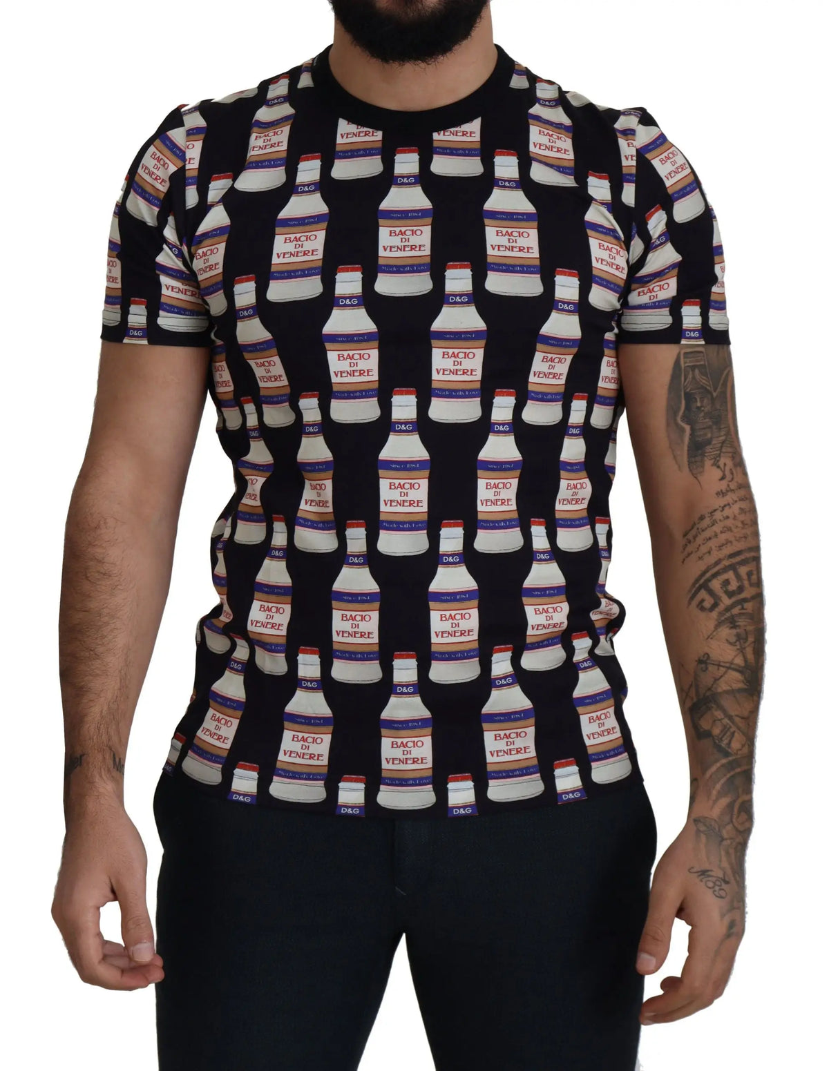 Dolce & gabbana t-shirt noir en coton manches courtes avec motif répété de bouteilles bacio di venere rouges et bleues