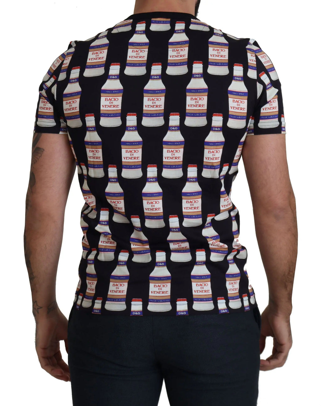 T-shirt noir dolce & gabbana en coton avec un motif répété de bouteilles bacio di venere blanches et accents violet rouge