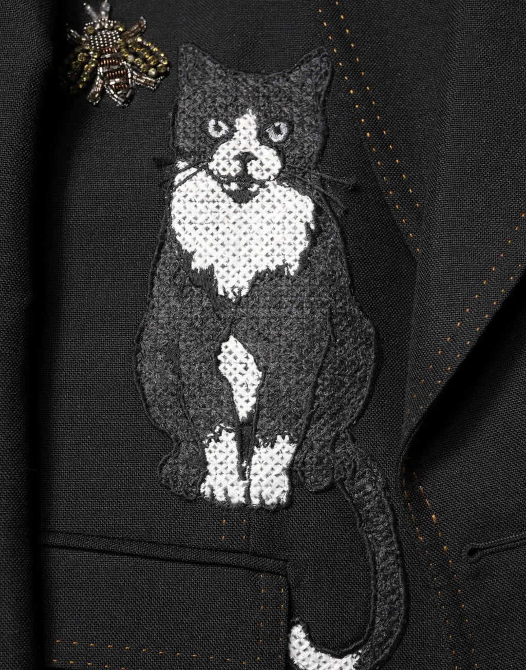 Dolce & gabbana blazer noir en laine avec patch chat brodé noir et blanc sur une veste de costume
