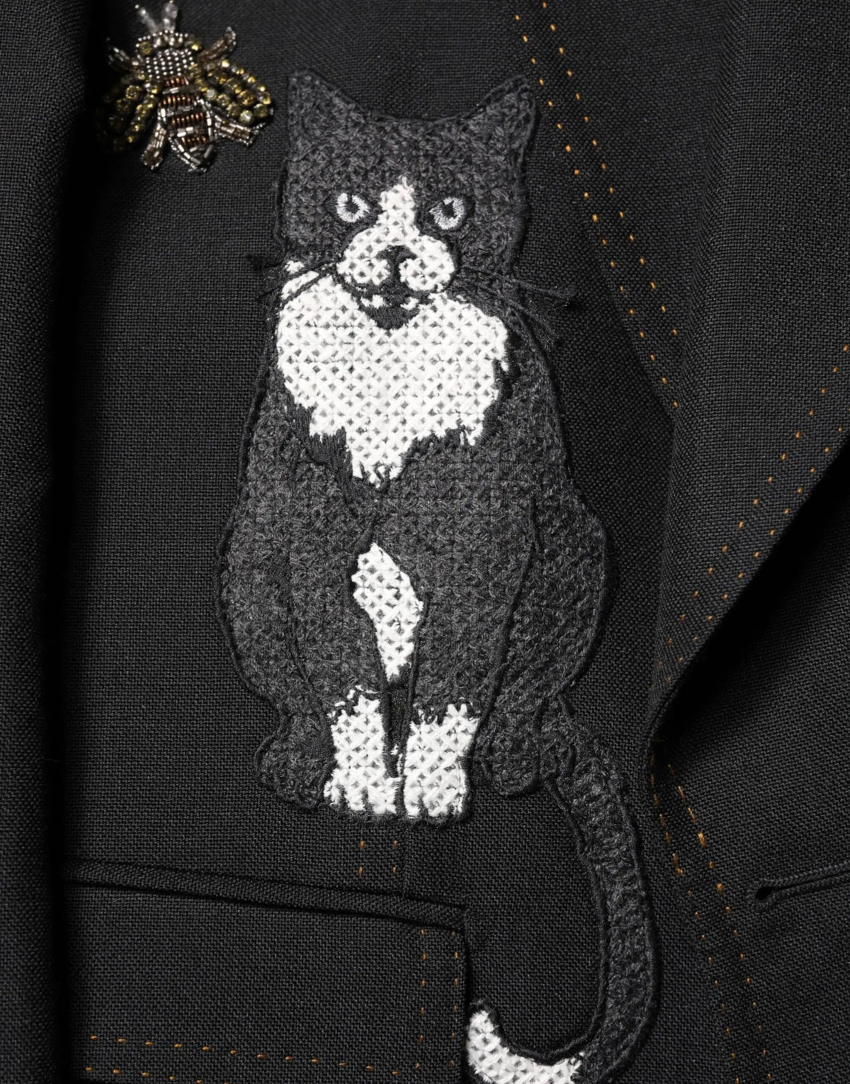 Dolce & gabbana blazer noir en laine avec patch chat brodé noir et blanc sur une veste de costume