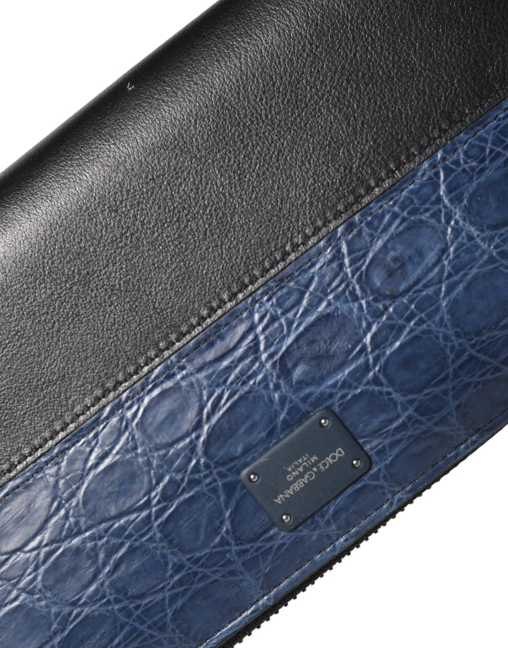 Dolce & gabbana pochette noire et bleue en cuir embossé croco avec plaque métallique de marque