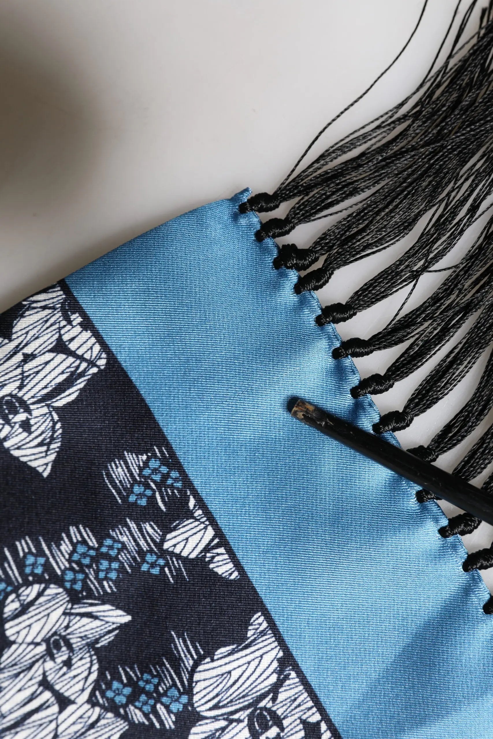 Écharpe dolce & gabbana en soie noire et bleue avec motif floral et franges 140 cm x 16 cm