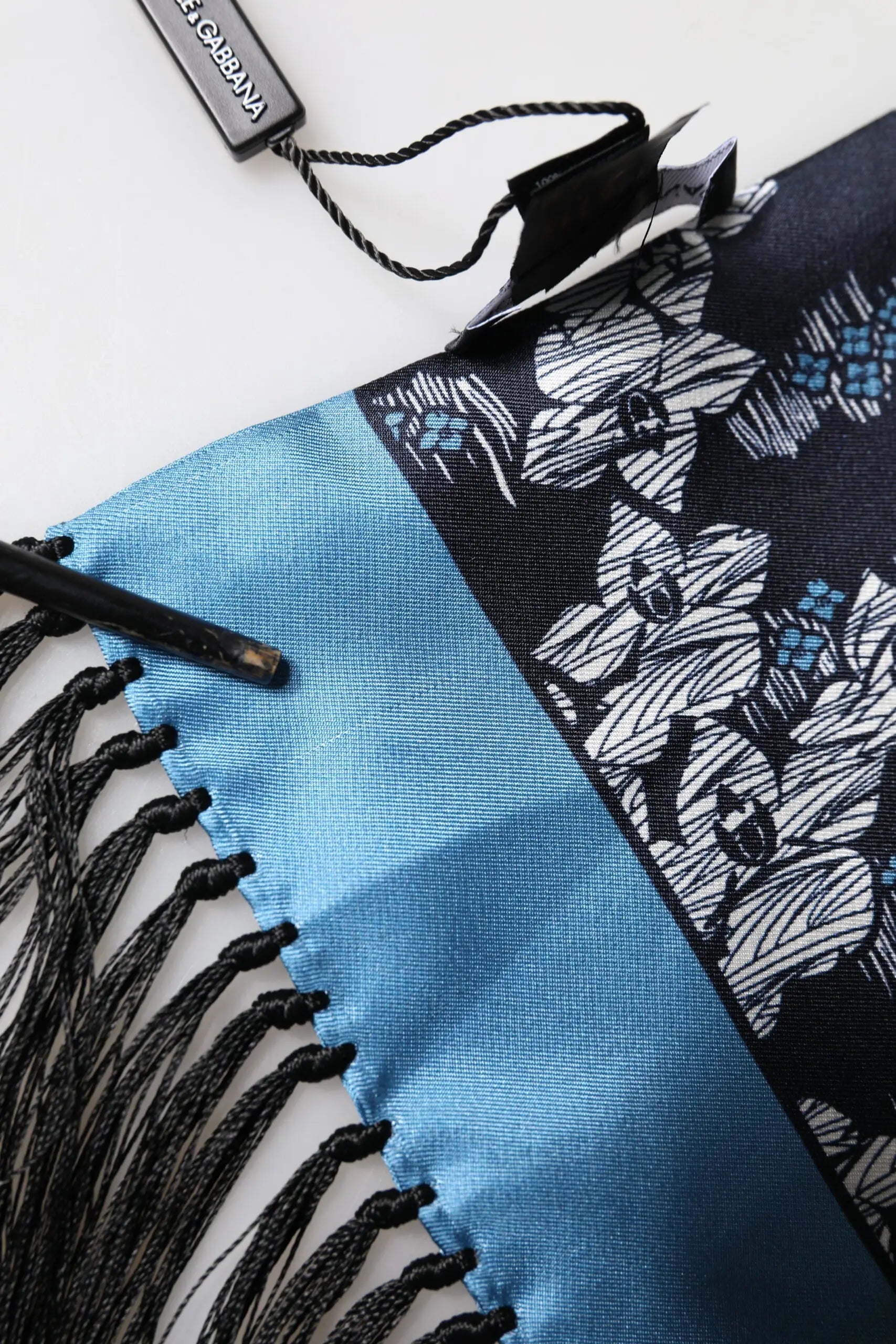 Écharpe dolce & gabbana en soie noire et bleue avec motif floral, fleurs blanches, détails turquoise et franges noires