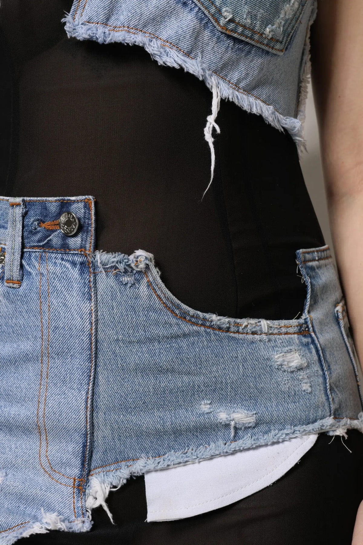 Short en jean délavé clair distressed avec bords effilochés et design patchwork pour robe mini denim noire bleue sans manches dolce & gabbana