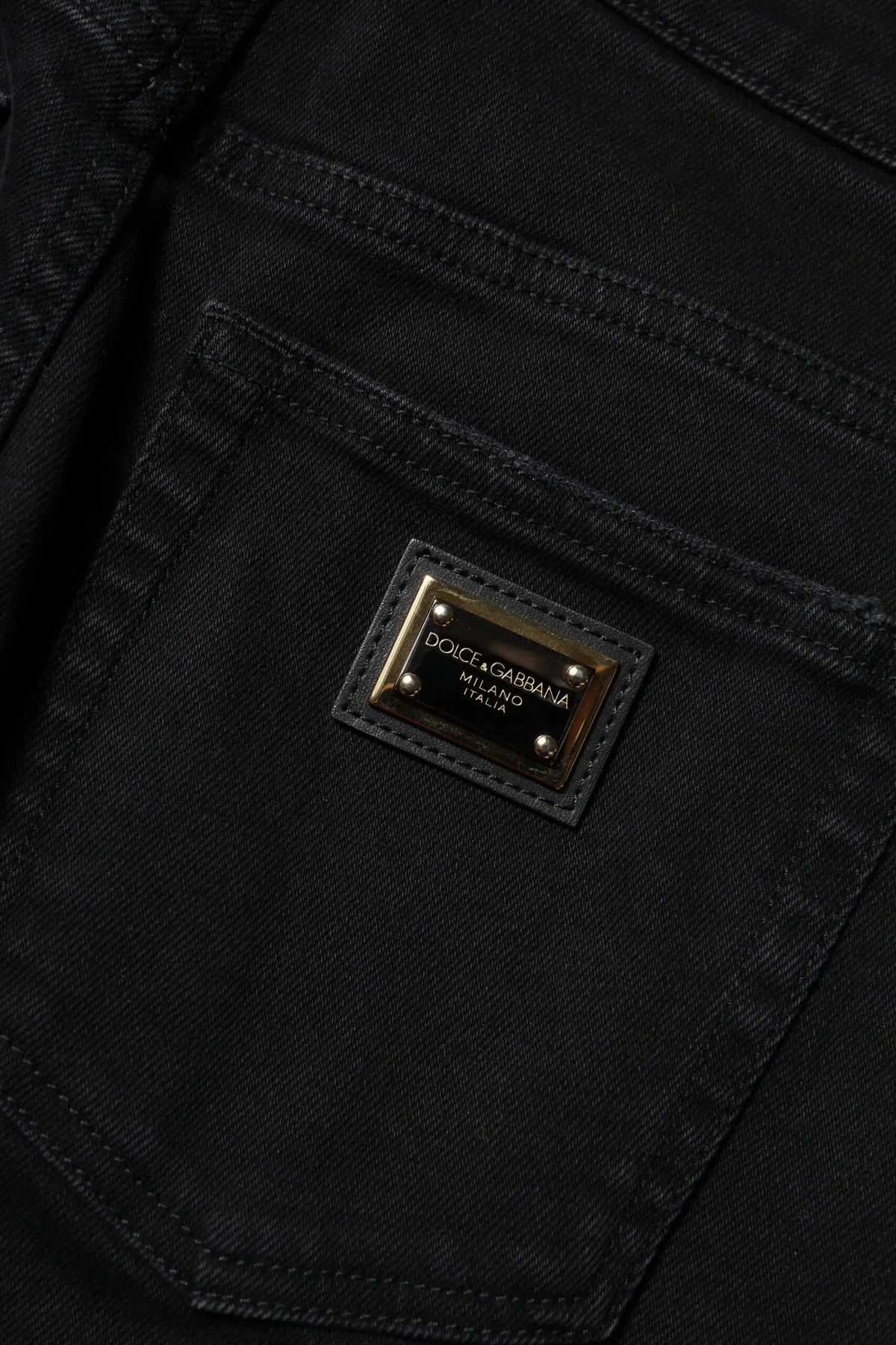 Jean boyfriend en denim noir en coton dolce gabbana avec plaque en métal doré milano italy sur la poche avant