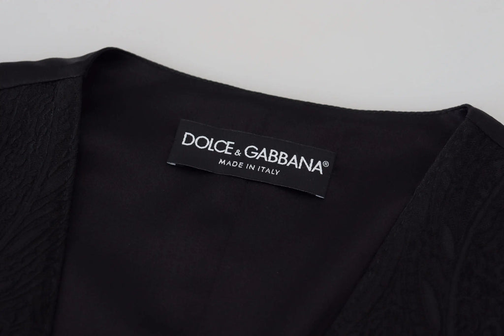 Étiquette noire dolce & gabbana avec texte blanc made in italy sur un gilet sans manches en brocart noir