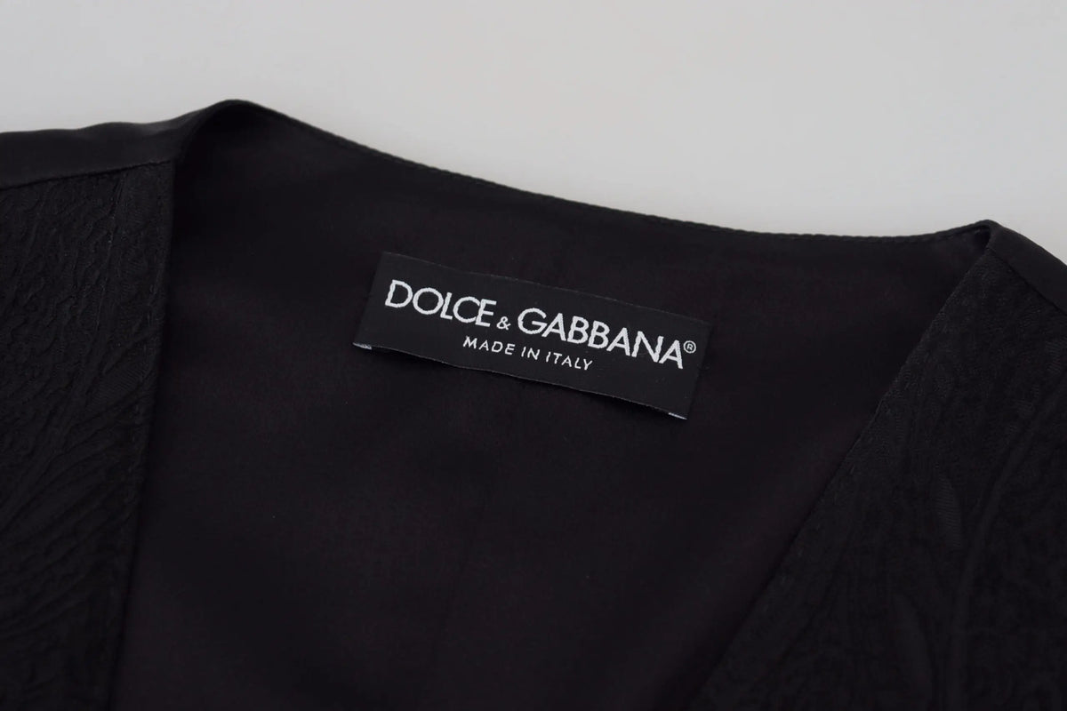 Étiquette noire dolce & gabbana avec texte blanc made in italy sur un gilet sans manches en brocart noir