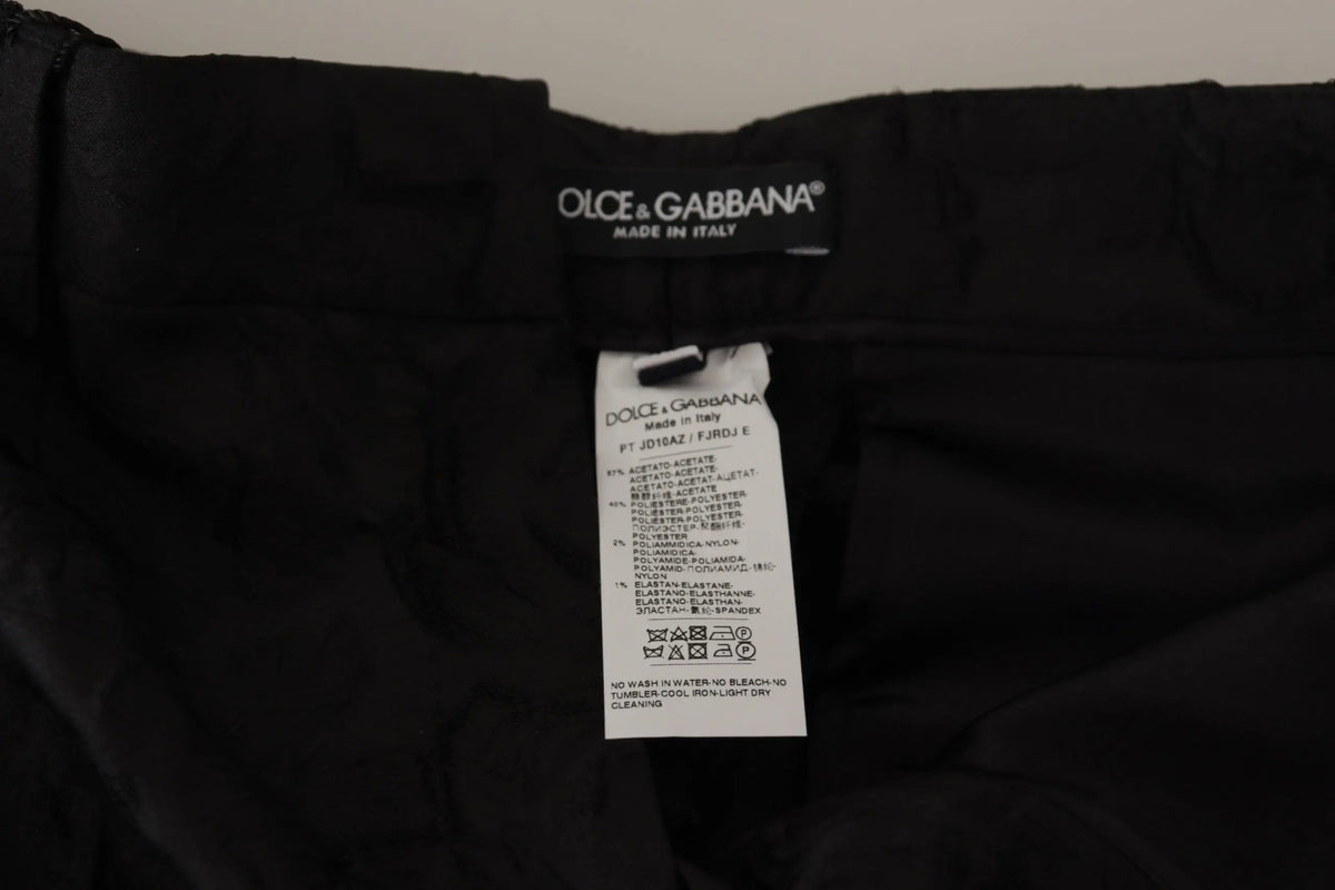 Étiquette noire dolce & gabbana avec texte blanc et étiquette d’entretien assortie sur pantalon court taille haute en brocart noir