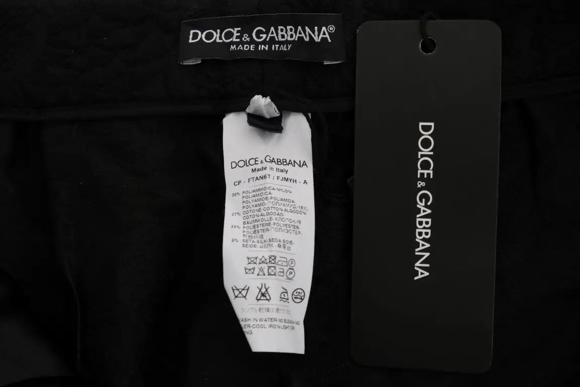 Étiquette noire dolce & gabbana avec label d’entretien blanc et étiquette de marque noire sur short capri taille haute brocart noir