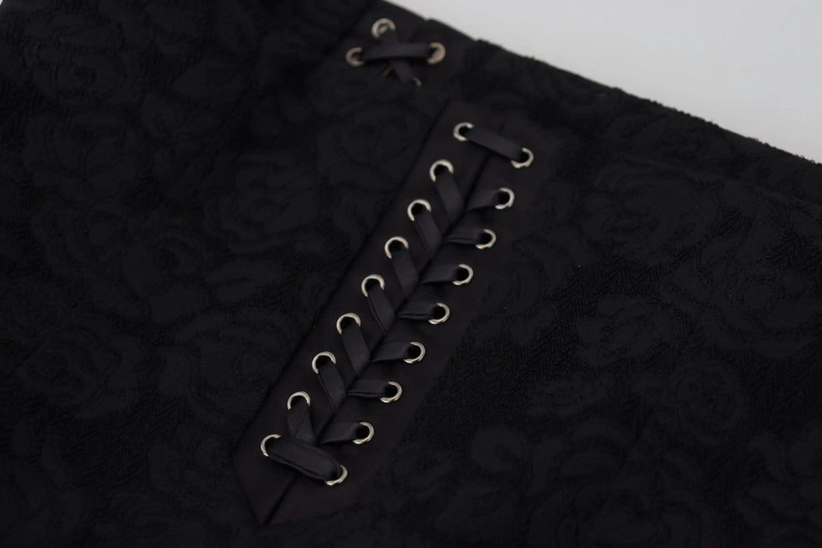 Corset en dentelle noire avec œillets argentés et lacets assortis assorti à une jupe crayon brodée dolce & gabbana noire