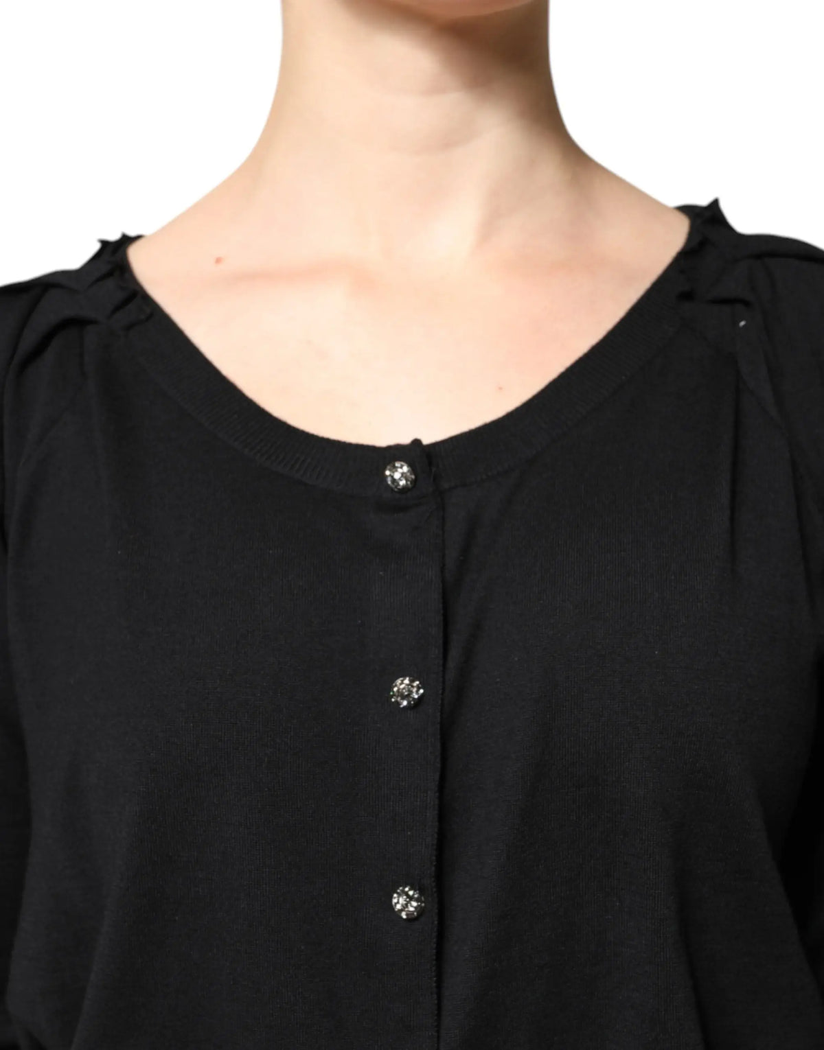 Dolce & gabbana blouse noire à manches courtes avec épaules à volants et boutons argentés scintillants sur le devant