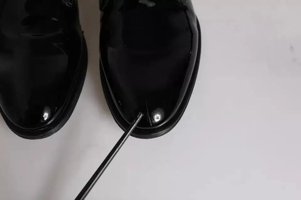 Dolce & gabbana derby pour homme en cuir de veau noir avec finition vernie et bout arrondi