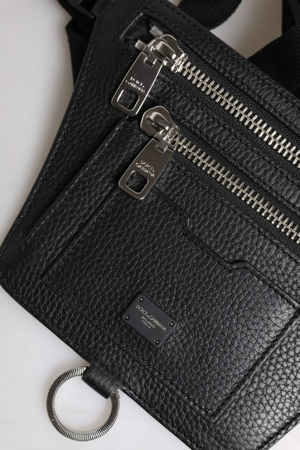 Dolce & gabbana sac ceinture fanny pack homme en cuir de veau noir avec boucle logo et bandoulière cuir texturé