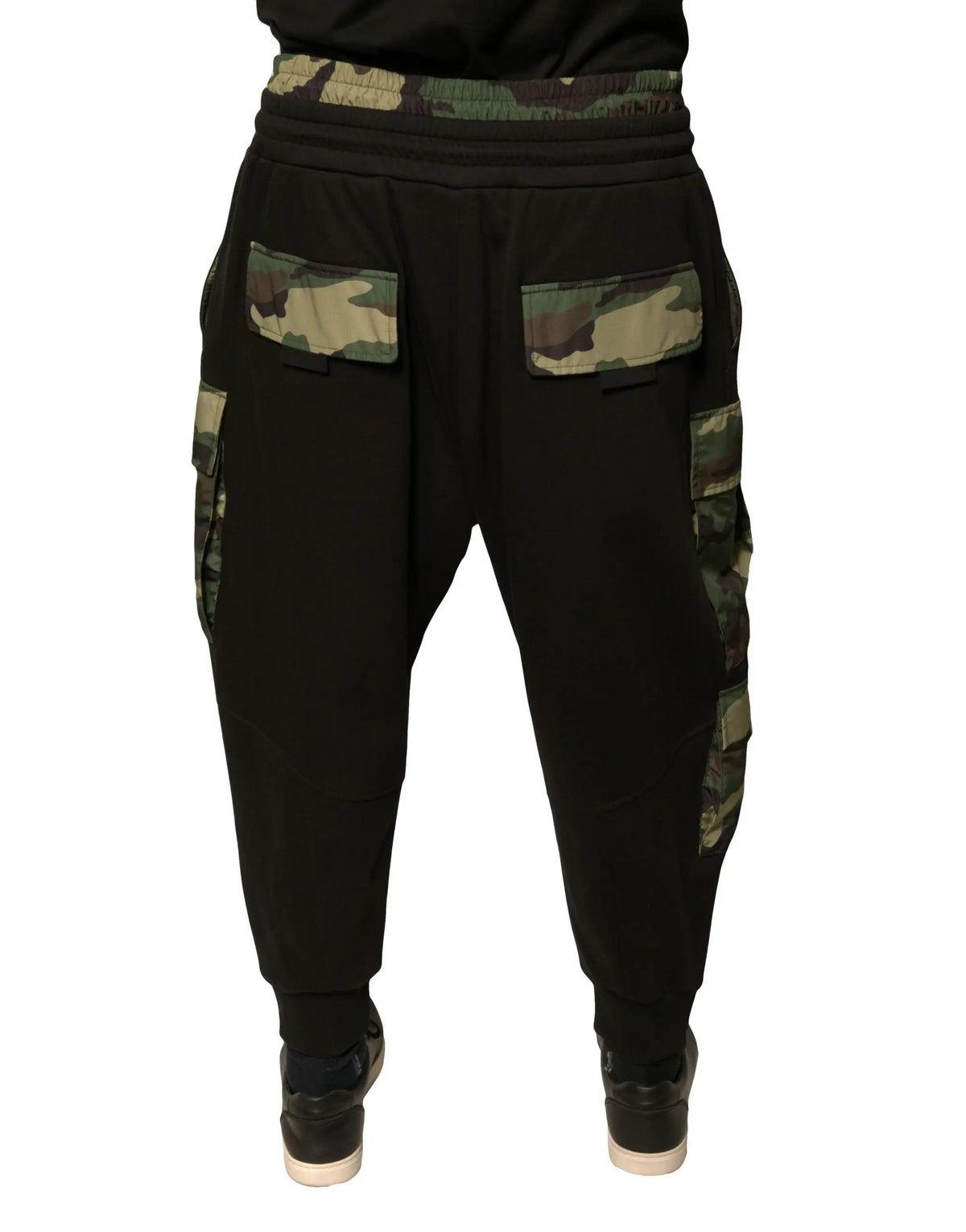 Pantalon cargo jogger en coton noir dolce & gabbana avec patches camouflage sur les côtés et poches arrière vue dos