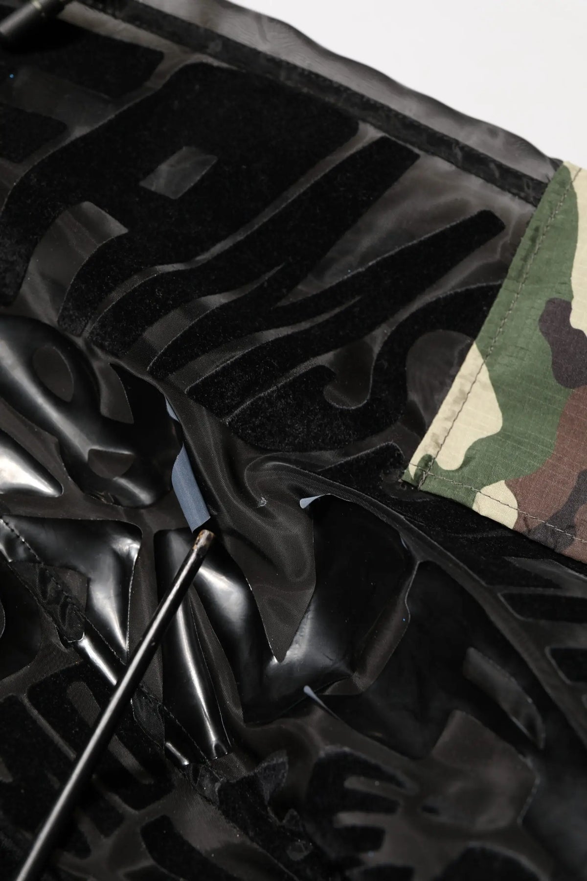 Dolce & gabbana homme veste en vinyle noir brillant avec patch camouflage et lettrage embossé full zip à capuche