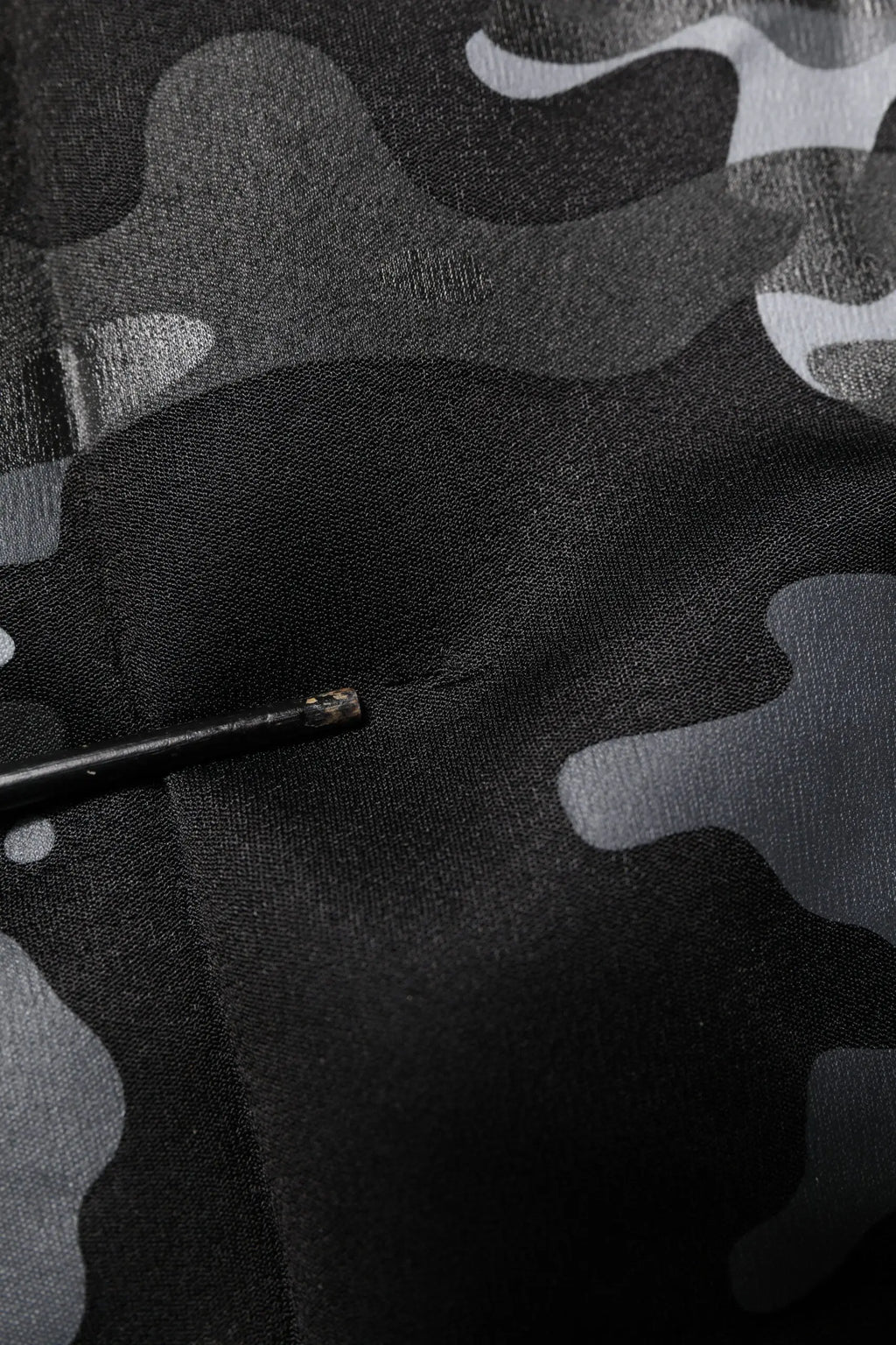 Tissu à motif camouflage noir et gris texturé du pull dolce & gabbana pour homme
